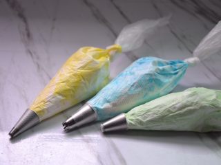 彩色蛋白糖,裱花袋套好裱花嘴，装入蛋白霜，系好结