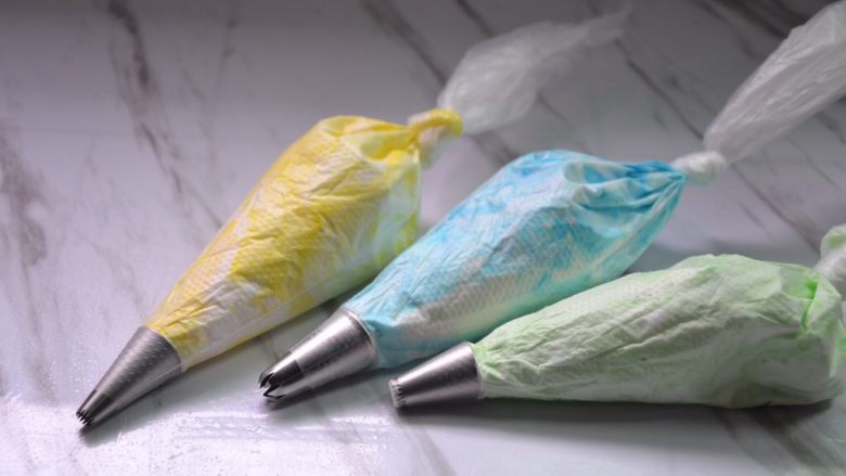 彩色蛋白糖,裱花袋套好裱花嘴，装入蛋白霜，系好结