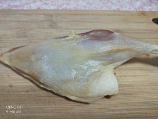 腊鸭腿焖饭,准备好一只腊鸭腿，用热水清洗干净