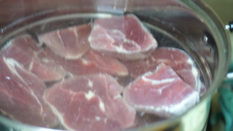 卤牛肉,入水稍微煮一下'去掉血水和浮沫。捞出来控水。