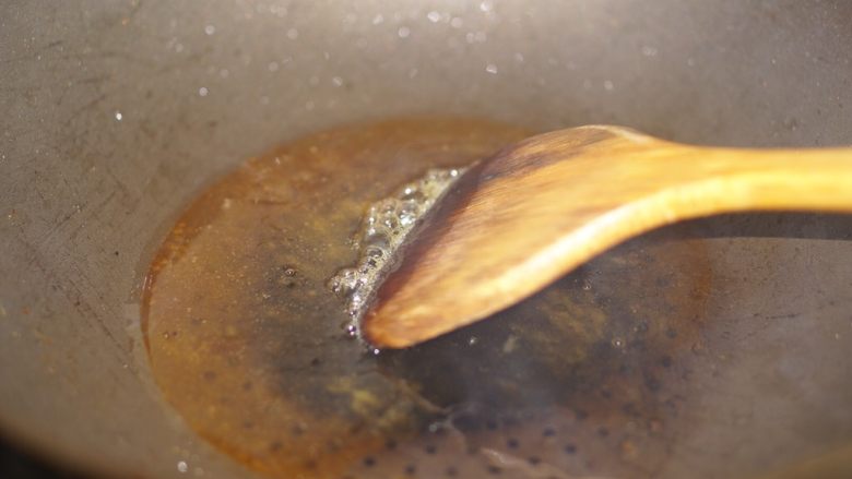 卤牛肉,锅内放些许油，放入冰糖，炒制到金黄色。