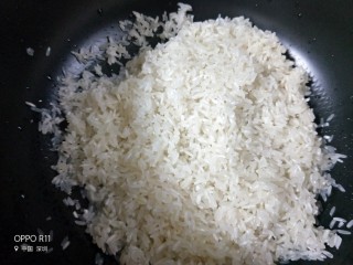 腊鸭腿焖饭,洗好米放入电饭煲里