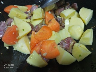 腊鸭腿焖饭,放土豆和胡萝卜继续翻炒，多炒一会儿