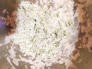 马蹄鲜虾小馄饨,将菠菜泥、南瓜泥分别逐渐放入面粉中，拌成絮状再揉成面团。