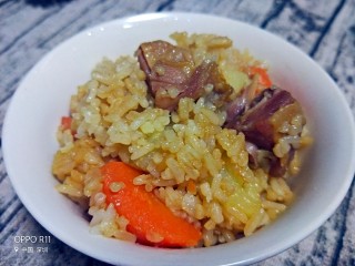 腊鸭腿焖饭,舀上一碗香喷喷的焖饭，有菜有肉，光米饭就带着肉香