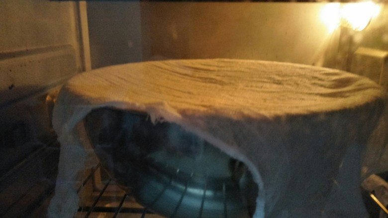 咖喱薯仔餐包,盖布放入烤箱开启发酵功能进行发酵一小时