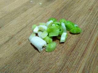 厨房挑战＋荤菜＋烂肉豌豆（肉末豌豆）,葱白切小段