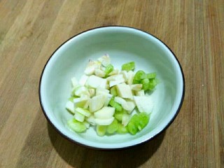 厨房挑战＋荤菜＋烂肉豌豆（肉末豌豆）,切好的大蒜和葱白装碗备用