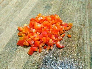 厨房挑战＋荤菜＋烂肉豌豆（肉末豌豆）,大红椒用半个，切丁。