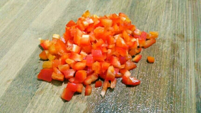 厨房挑战＋荤菜＋烂肉豌豆（肉末豌豆）,大红椒用半个，切丁。