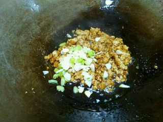 厨房挑战＋荤菜＋烂肉豌豆（肉末豌豆）,翻炒均匀，放葱和蒜。