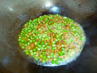 厨房挑战＋荤菜＋烂肉豌豆（肉末豌豆）,加适量的清水，没过豌豆。