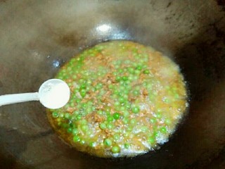 厨房挑战＋荤菜＋烂肉豌豆（肉末豌豆）,水沸，打开锅盖，加少许盐。