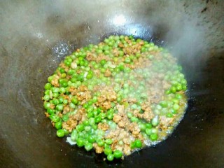 厨房挑战＋荤菜＋烂肉豌豆（肉末豌豆）,翻炒均匀，继续盖上锅盖烧，烧至水干，如上图。