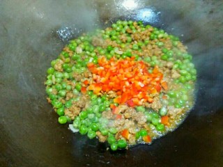 厨房挑战＋荤菜＋烂肉豌豆（肉末豌豆）,倒入红椒丁