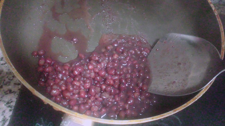 超简单又美味的双皮奶,等的这段时间可以把红豆罐头里的红豆热一热