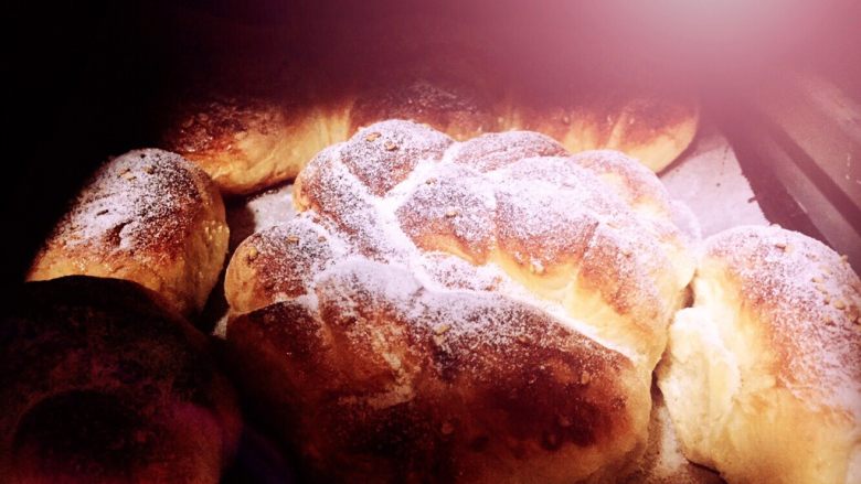 红糖黄油椰香面包（手工版）,用130上下火烤5分钟，再静止5分钟取后取出