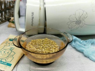 助力燕麦豆浆＋营养早餐,将豆料包打开，冷水冲洗干净，再泡2小时以上。(我泡一夜，晚上泡的，早上起来榨的)