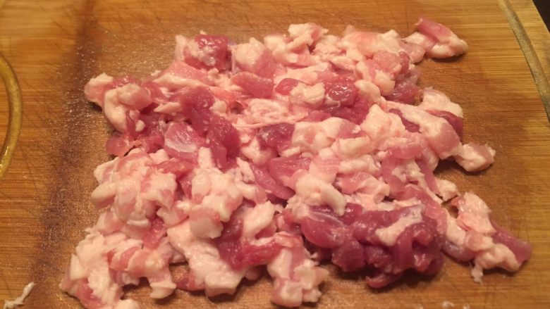 乡味➕福建～竹香电蒸笼～猪肉海鲜酱肉包,切成小丁装盆。