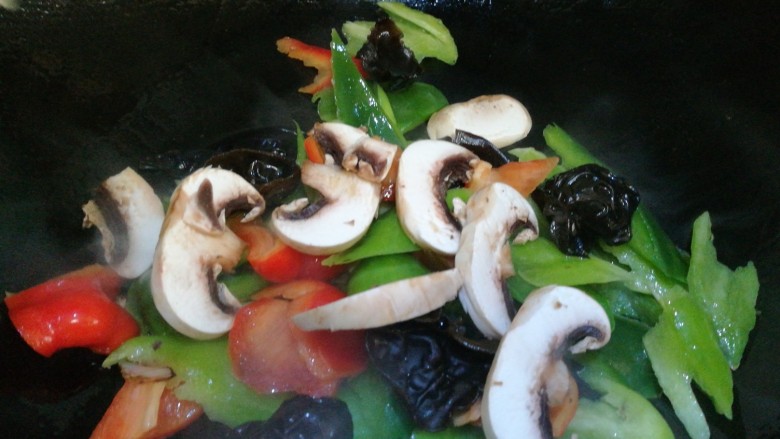 怡红快绿～腐竹炝彩椒,加入蘑菇片
