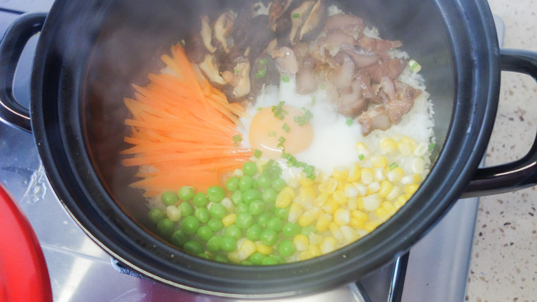 超简单又好吃的彩虹煲仔饭,8、	打开砂锅倒入料汁撒上葱花即可。