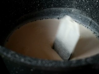 焦糖奶茶,放入红茶包进去，小火熬煮