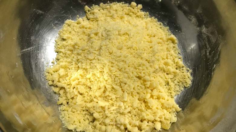 烧果子乳酪挞,把低粉和糖、盐混匀后加入软化的黄油，用手搓揉成粗玉米状。