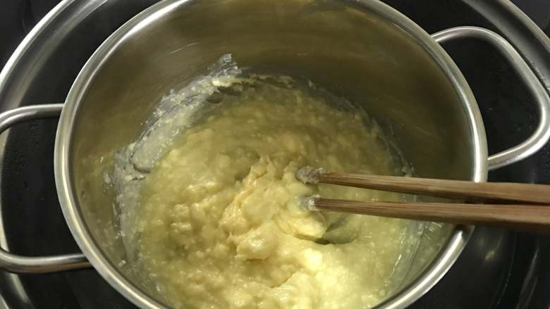 烧果子乳酪挞,奶油奶酪隔水软化搅拌顺滑后加入白砂糖拌匀。