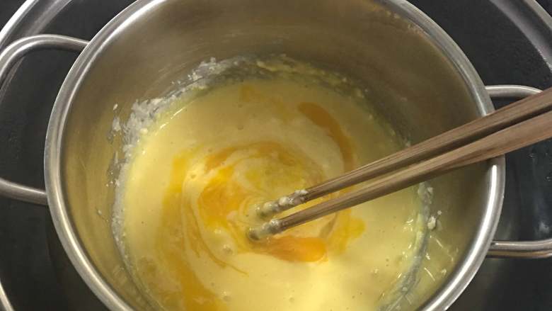 烧果子乳酪挞,加入鸡蛋和蛋黄搅拌均匀。