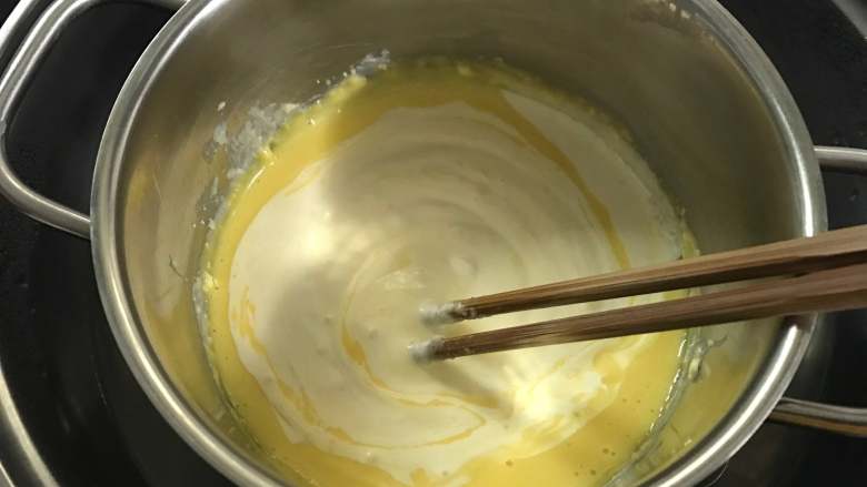 烧果子乳酪挞,加入酸奶拌匀再加入淡奶油搅拌至顺滑。