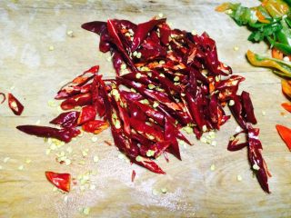 乡味香辣肉丝,喜欢辣的，所以又放了一些干红辣椒，颜色也会好看一些