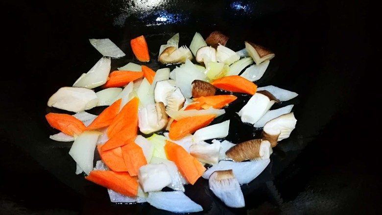 多彩龙利鱼丁,先炒制香菇洋葱胡萝卜丁