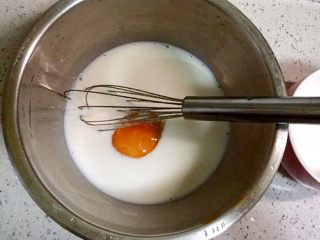 牛奶+蛋奶吐司布丁,打蛋盆里倒入牛奶，牛奶的量视烤碗的大小来定。打入一个鸡蛋，鸡蛋建议选红心的，烤出来颜色漂亮。