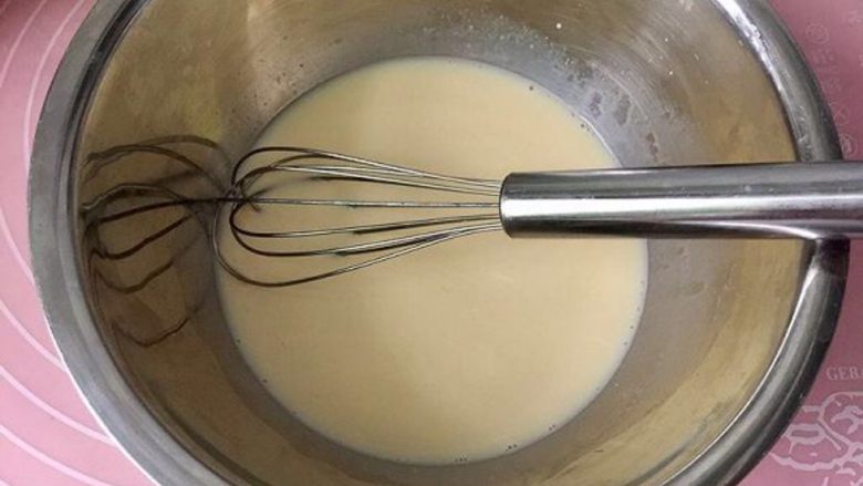 牛奶+蛋奶吐司布丁,把鸡蛋和牛奶混合均匀。