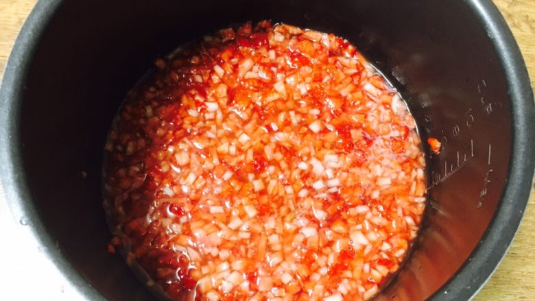 古法熬制 草莓酱,将辅助食材全部放倒盛有草莓的电饭锅内胆里。
