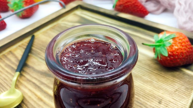 古法熬制 草莓酱,趁热将草莓酱盛到消过毒的草莓酱小瓶子里，把盖儿拧紧，草莓酱可保存半年。
