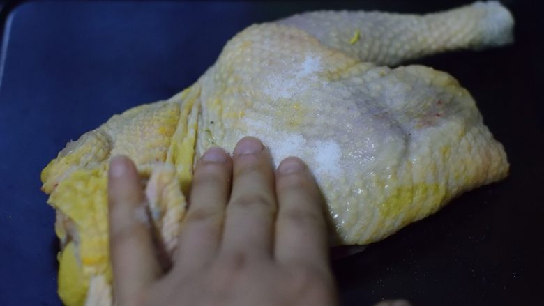 无难度慢炖锅豉油鸡,轻轻按摩，给鸡做马萨鸡😏。放入冰箱保存一小时。
