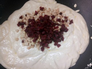 牛扎饼干,奶粉搅匀关火，放入蔓越莓干和花生碎拌匀。