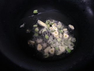 海带炖排骨,锅里加入放花椒爆香捞出，放入葱姜蒜炒香。