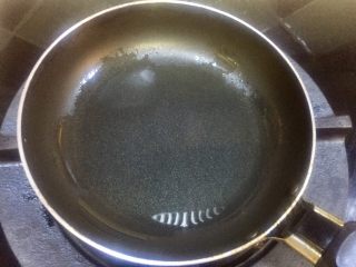 鲜味十足的海鲜烘蛋 ~~新年痴心蛋,取6寸不粘平底锅烧热锅后再倒入少许葵花油
