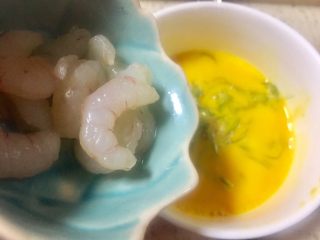 鲜味十足的海鲜烘蛋 ~~新年痴心蛋,虾仁倒入12蛋液里，并搅拌均匀