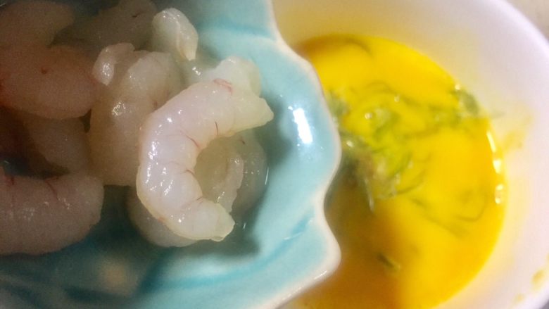 鲜味十足的海鲜烘蛋 ~~新年痴心蛋,虾仁倒入12蛋液里，并搅拌均匀