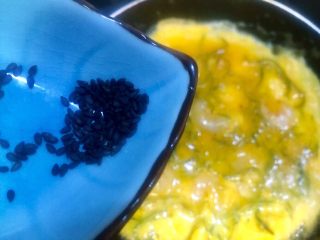 鲜味十足的海鲜烘蛋 ~~新年痴心蛋,只要表面上有很薄一点蛋液没有凝固时撒下芝麻