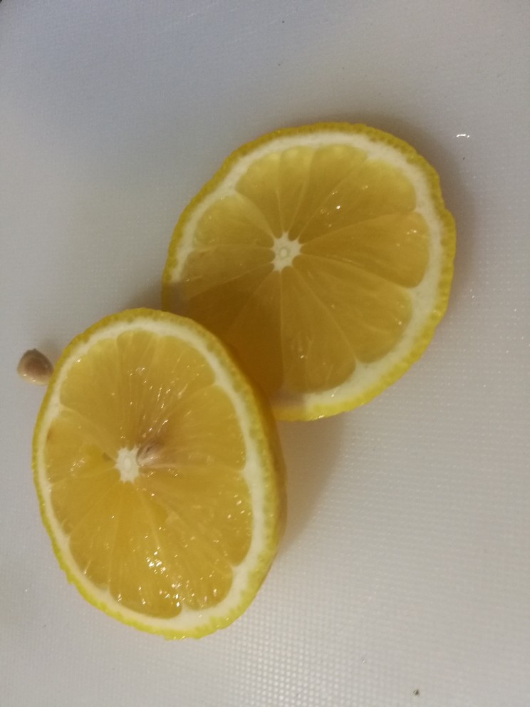 柠檬生姜蜜红茶
预防冬季感冒,将柠檬切片，去核。不去核泡水会苦哦。