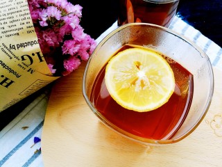 柠檬生姜蜜红茶
预防冬季感冒,清新的柠檬香，浓郁的红茶香，微酸中清甜，早餐时来一杯，精神一振。