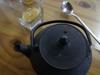 柠檬生姜蜜红茶
预防冬季感冒,在铁壶中加入碾碎的冰糖，盖上盖子浸泡3-5分钟，没有茶末的用红茶可以煮2分钟。