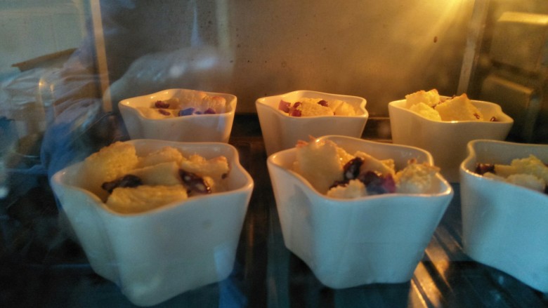 蔓越莓面包布丁,放入160度烤箱烤十分钟