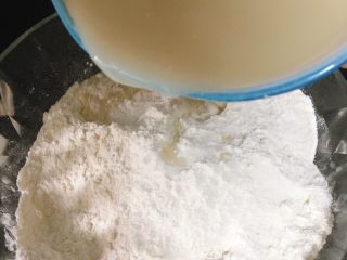 超级简单的流心红糖锅盔,静置好的酵母水慢慢加入面粉