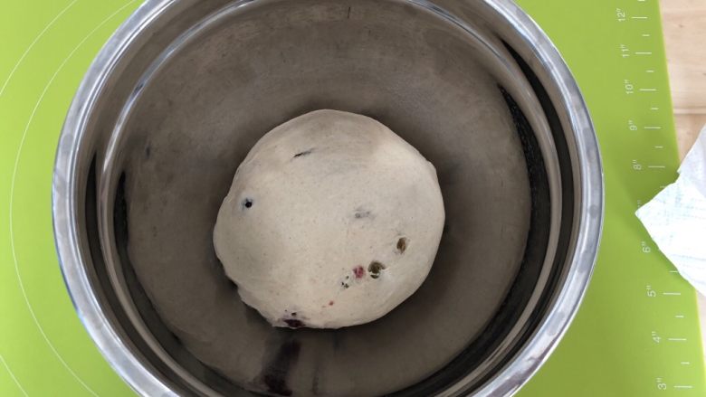 蔓越莓提子黑麦软欧,将面团滚圆放入盆内，盖上保鲜膜，温暖湿润处（或者烤箱）进行发酵，大约1个小时