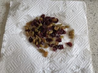蔓越莓提子黑麦软欧,浸泡1小时以上，用厨房纸吸干水分